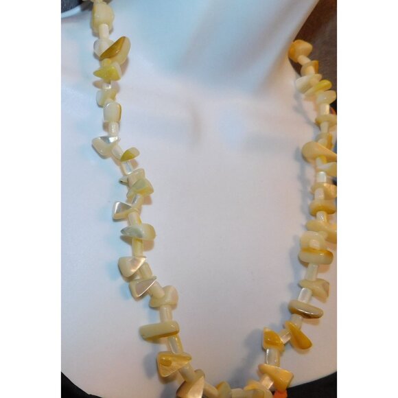 Vintage Mermaidcore Pearlescent Shell Bead Necklace - Picture 4 of 4